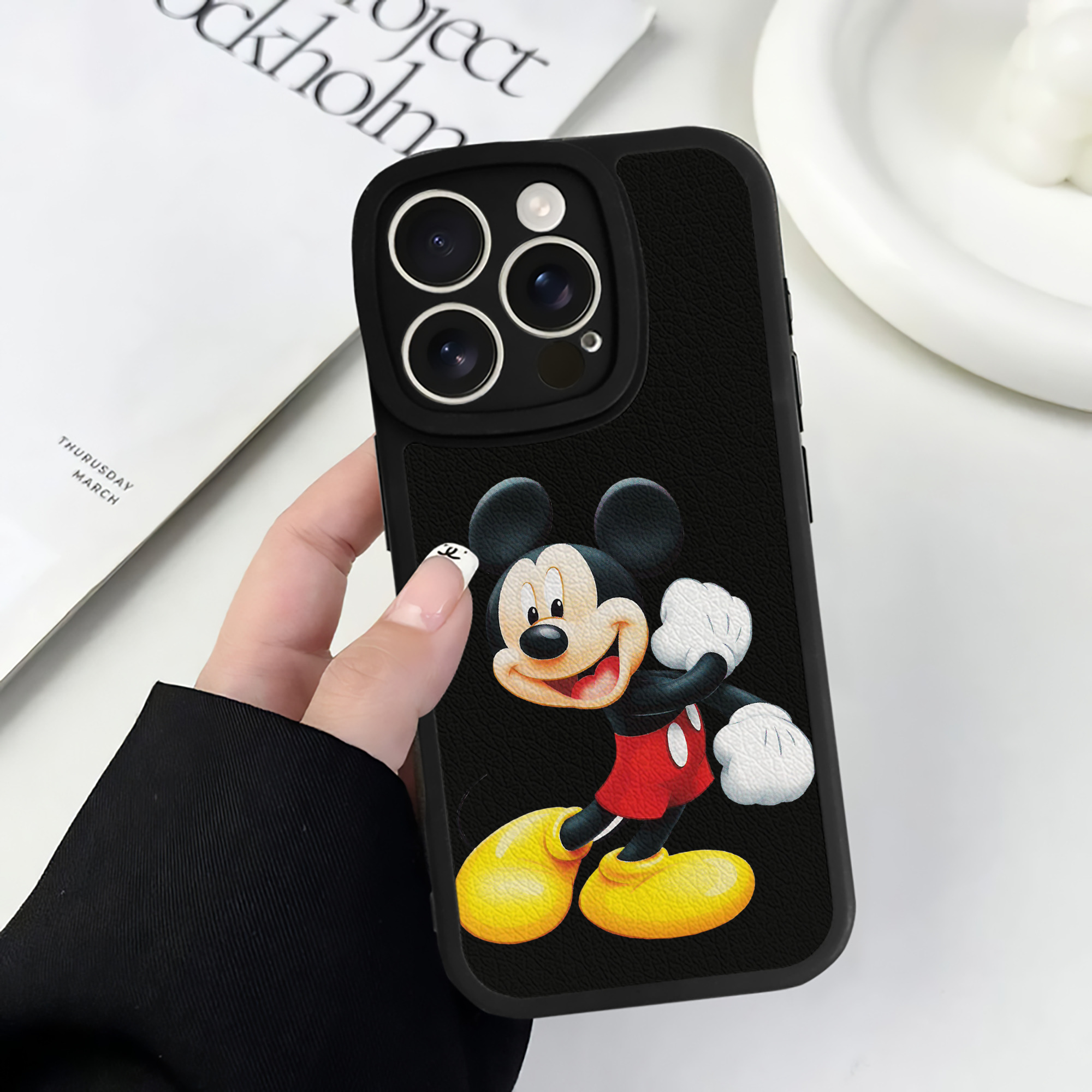 （画像用） ミッキーマウス Mickey Mouse 【iPhone 16シリーズ対応】シリコンスマホケース（レザー調） 材質：シリコン